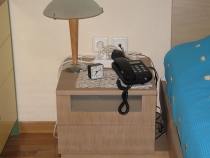 Нощно шкафче за спалня, изработено от МДФ с естествен фурнир дъб.